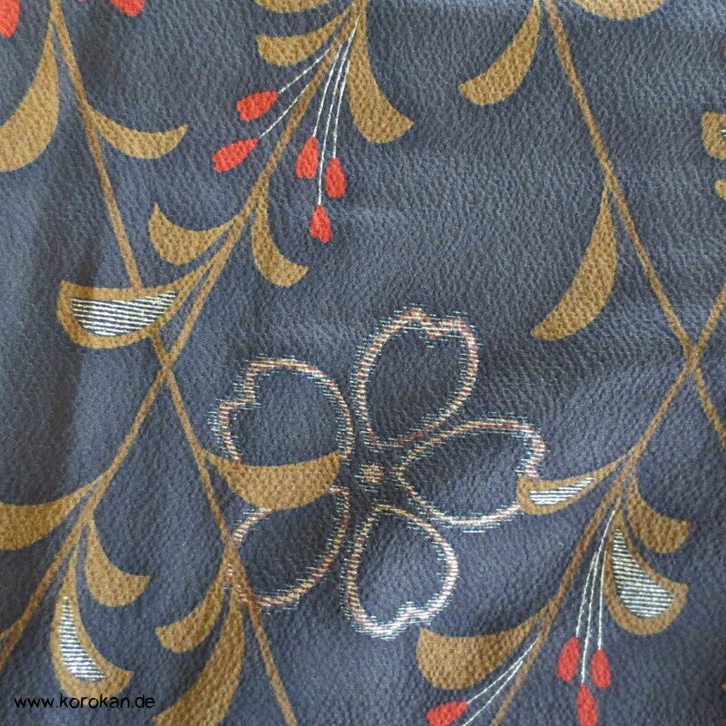 fallende Blüten über Temaribällen Seidendamast Furisode Kimono