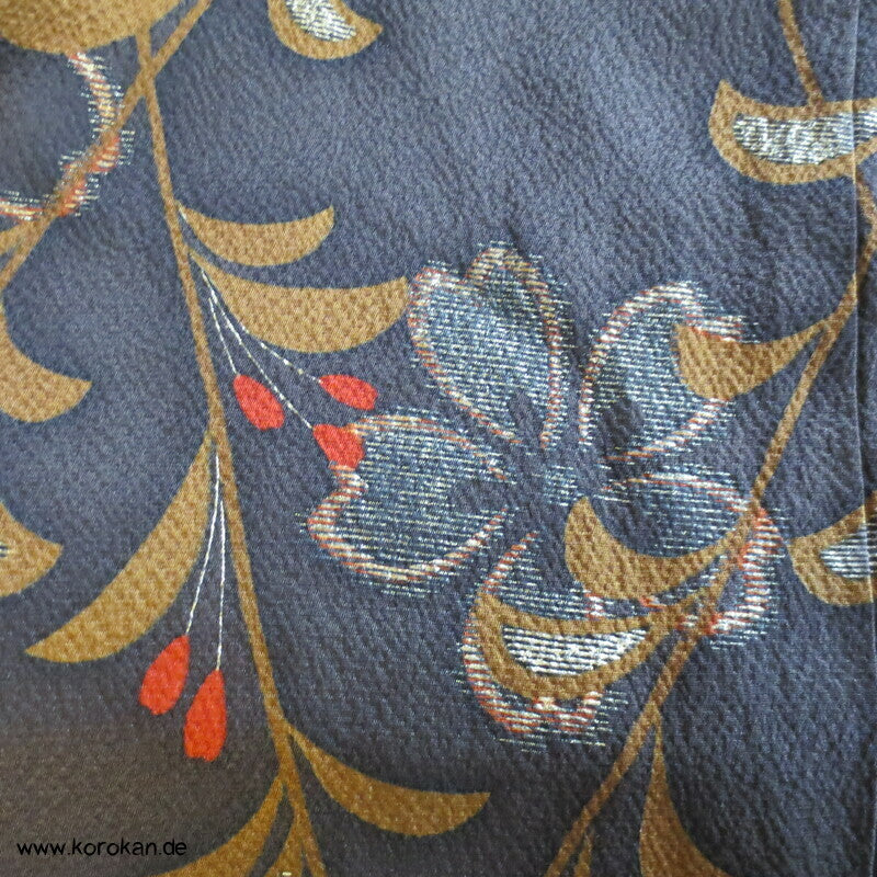 fallende Blüten über Temaribällen Seidendamast Furisode Kimono