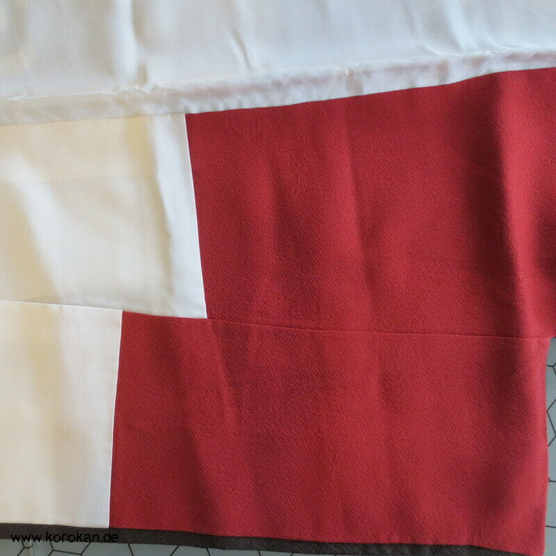 fallende Blüten über Temaribällen Seidendamast Furisode Kimono