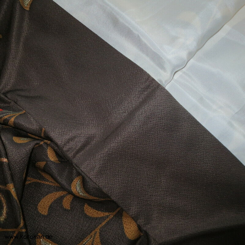 fallende Blüten über Temaribällen Seidendamast Furisode Kimono