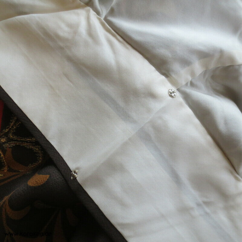 fallende Blüten über Temaribällen Seidendamast Furisode Kimono