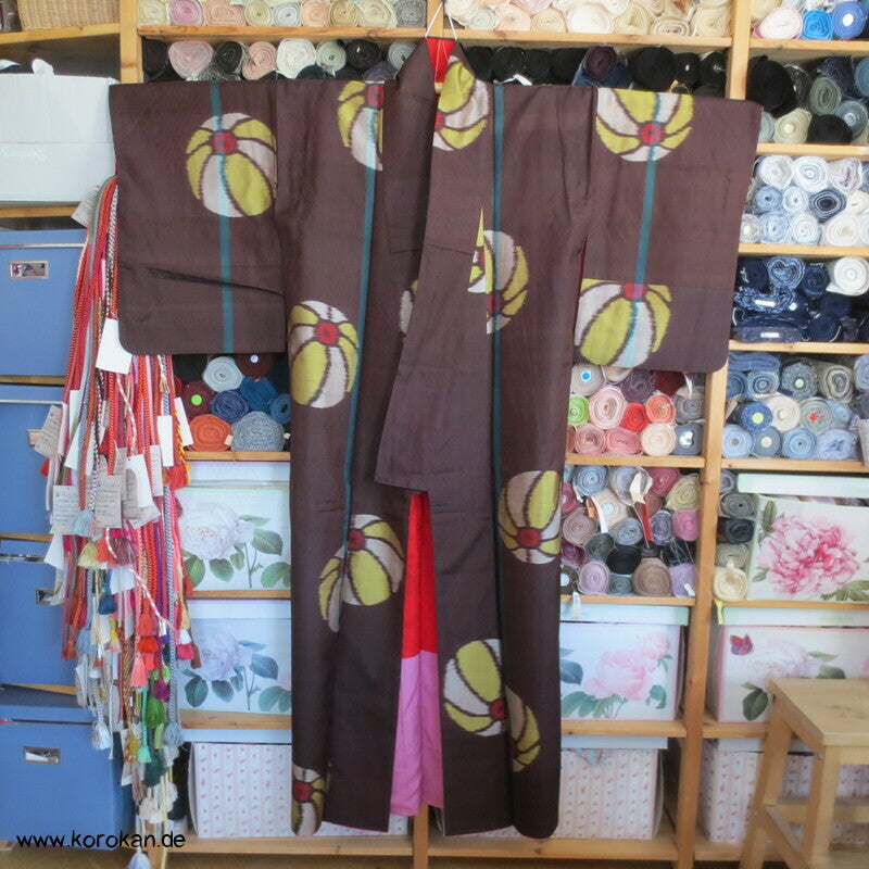 Temari Bälle, bunt auf braun Meisen Kimono