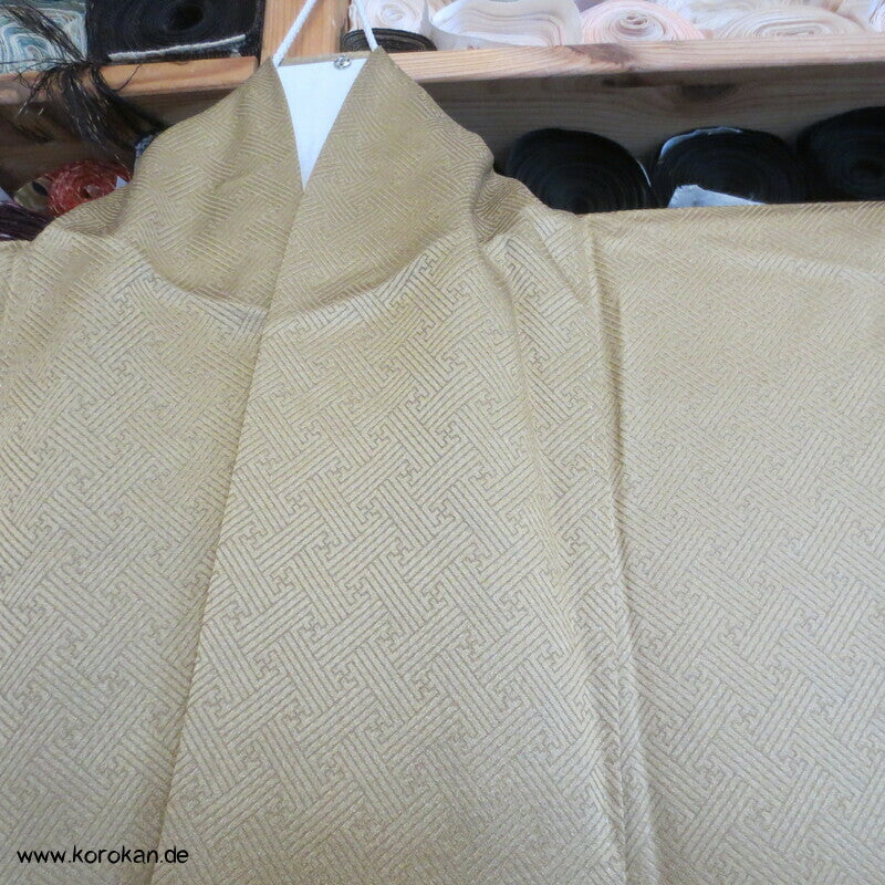 Wellenstreifen Yamato Irotomesode Seidendamast Kimono, messing