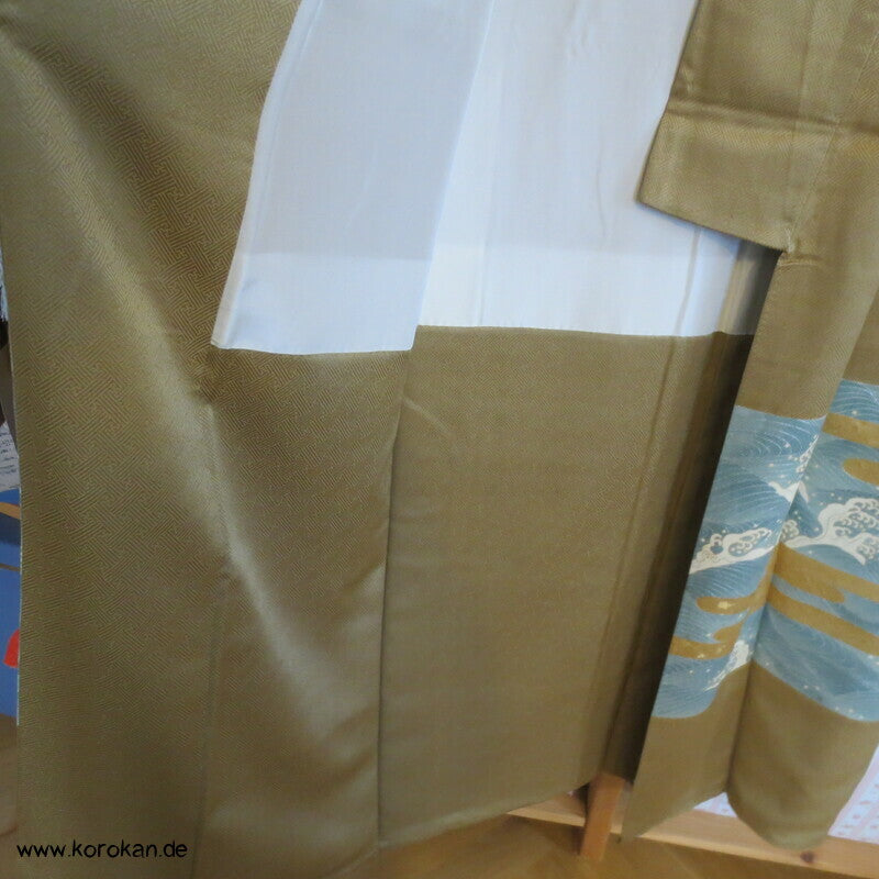 Wellenstreifen Yamato Irotomesode Seidendamast Kimono, messing