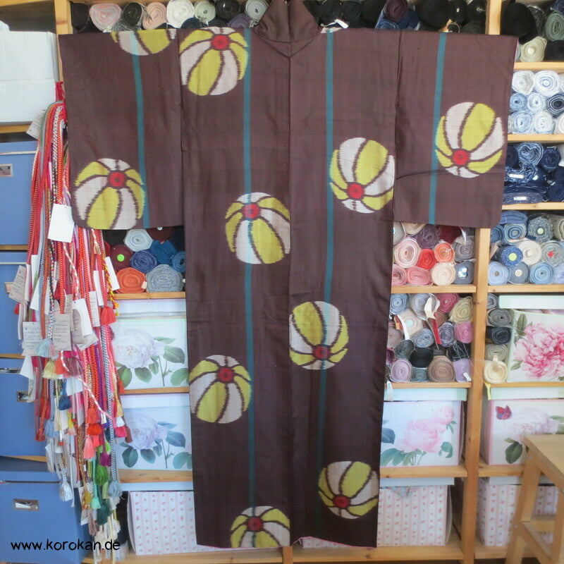 Temari Bälle, bunt auf braun Meisen Kimono