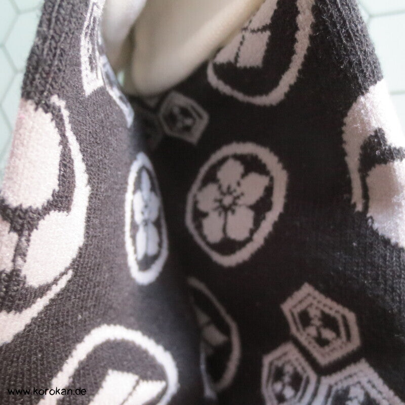 Tabi Socken schwarz weiß mit Mon und aufgesticktem Kanji