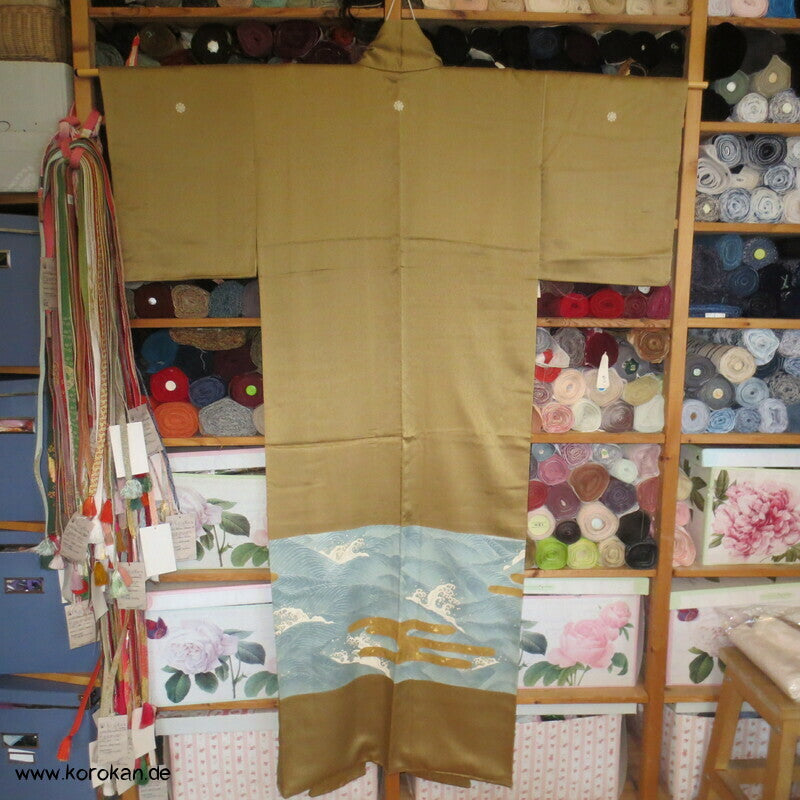 Wellenstreifen Yamato Irotomesode Seidendamast Kimono, messing