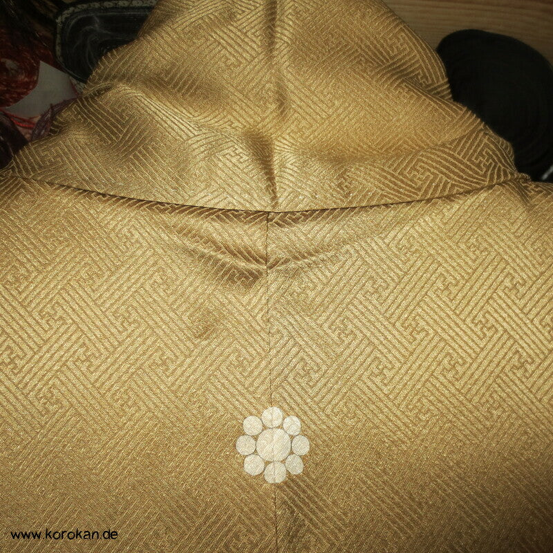 Wellenstreifen Yamato Irotomesode Seidendamast Kimono, messing