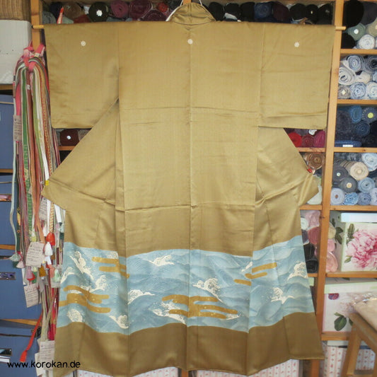 Wellenstreifen Yamato Irotomesode Seidendamast Kimono, messing