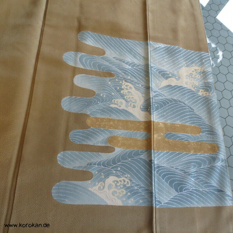 Wellenstreifen Yamato Irotomesode Seidendamast Kimono, messing