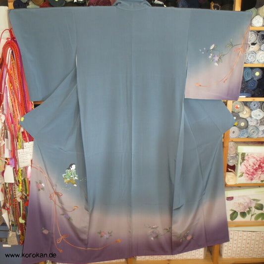 spielendes Kind mit Flechtbänder und Blüten Homongi Seidencrepe Kimono