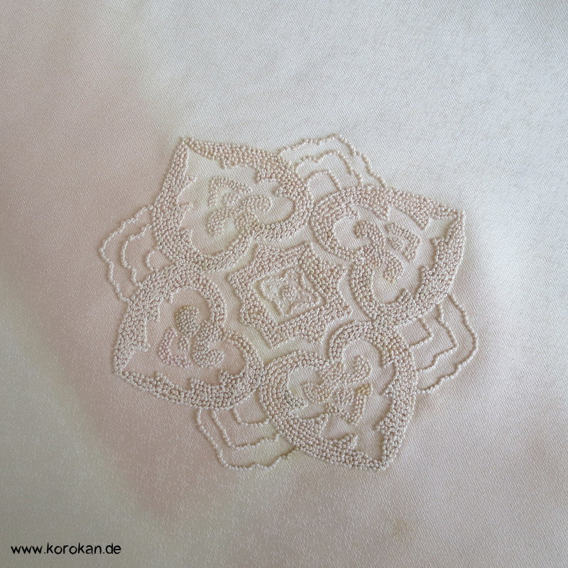 Sagara Knötchenstickerei auf Bokashi Seidencrepesatin Kimono Stoff