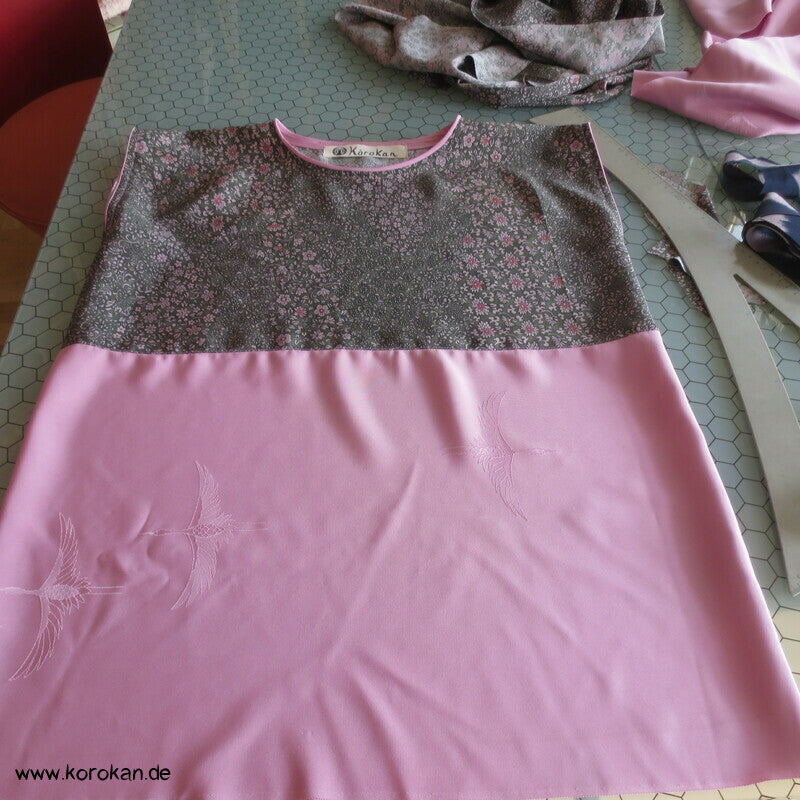 Upcycling Seidenshirt aus Kimonostoffresten, rosa Kranichdamast und Millefleur Crepe