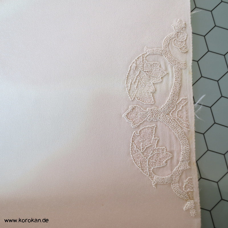 Sagara Knötchenstickerei auf Bokashi Seidencrepesatin Kimono Stoff