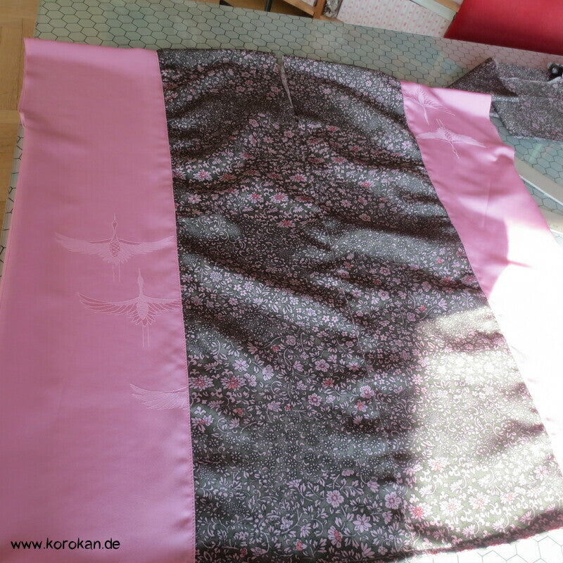 Upcycling Seidenshirt aus Kimonostoffresten, rosa Kranichdamast und Millefleur Crepe