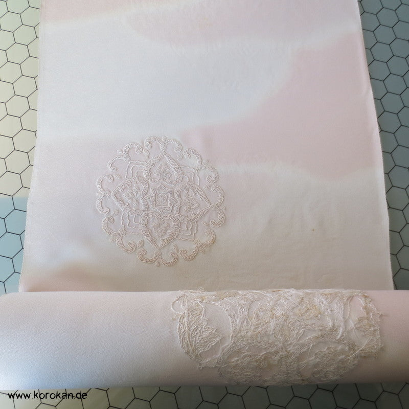 Sagara Knötchenstickerei auf Bokashi Seidencrepesatin Kimono Stoff