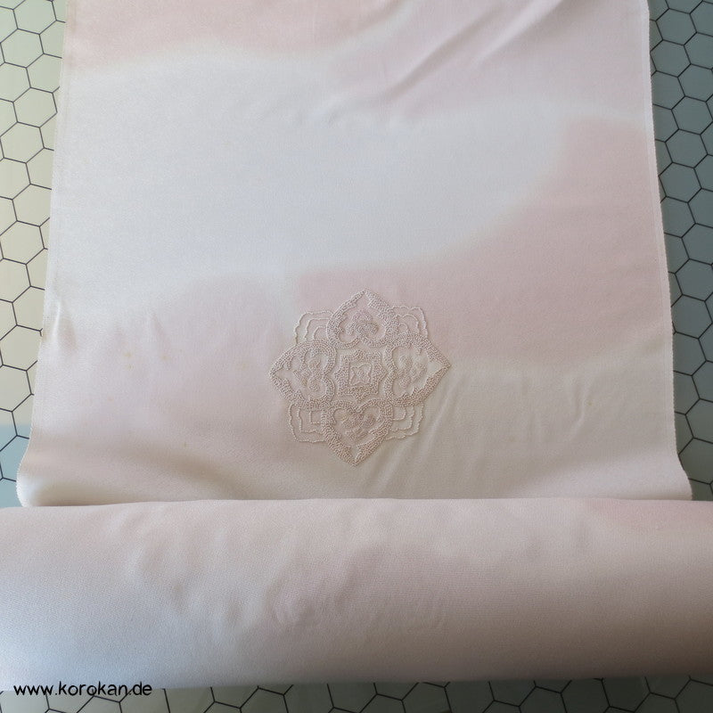 Sagara Knötchenstickerei auf Bokashi Seidencrepesatin Kimono Stoff