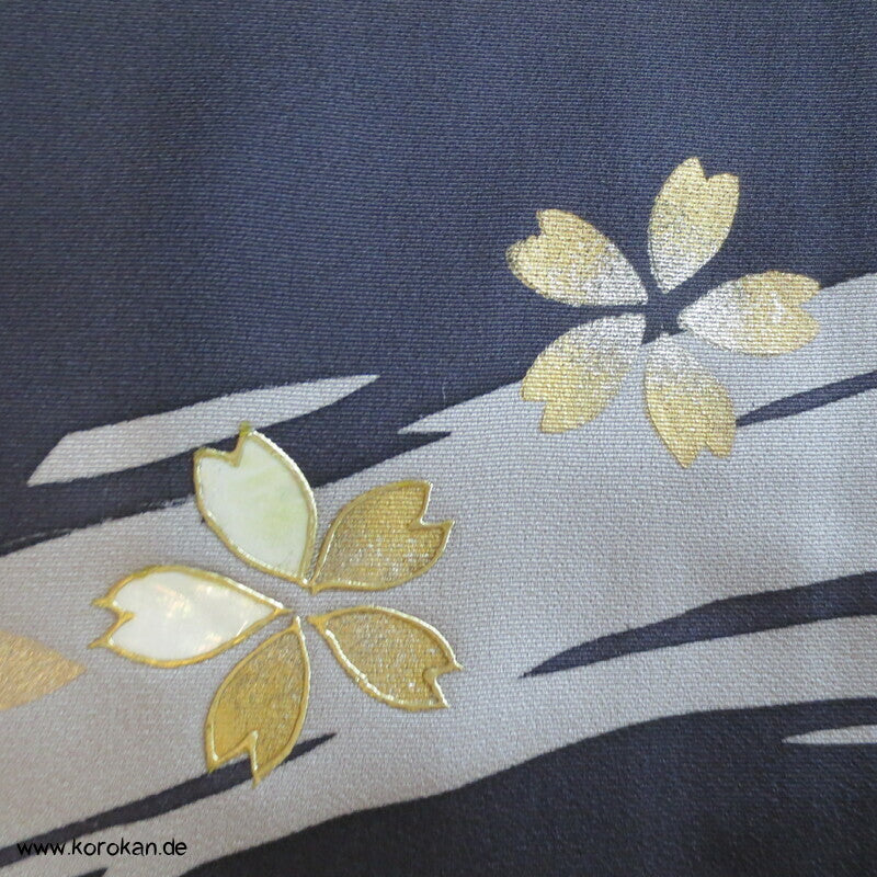 Perlmutt Sakura Blüten auf Fluss Homongi Seidencrepe Kimono