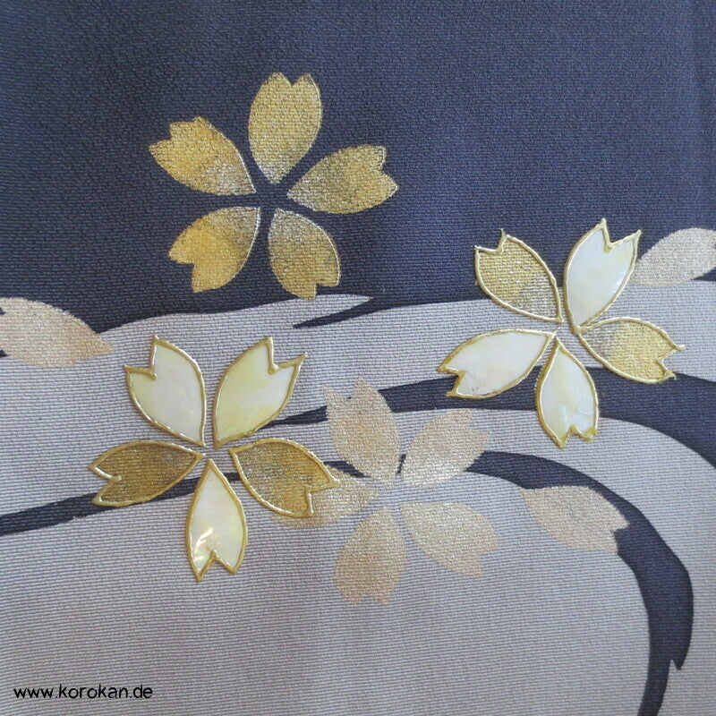 Perlmutt Sakura Blüten auf Fluss Homongi Seidencrepe Kimono