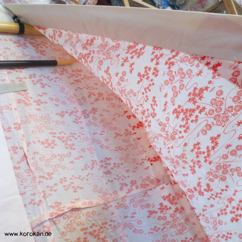 Seidendamast Juban Unterkimono, zartrote Gartenlandschaft