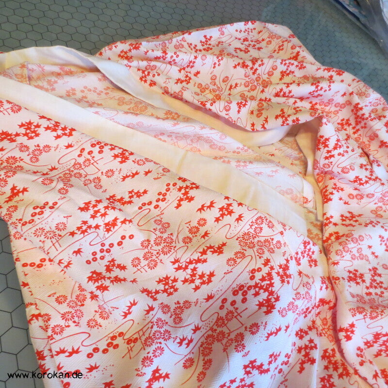 Seidendamast Juban Unterkimono, zartrote Gartenlandschaft