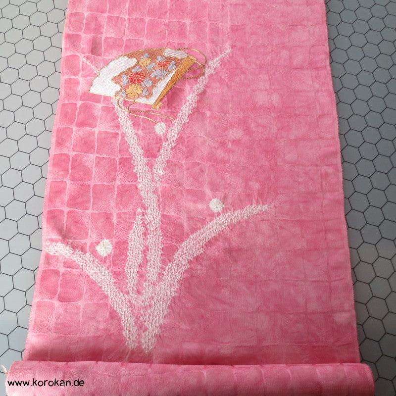 üppige Fächer-Stickerei mit Shibori auf rosa, Tanmono