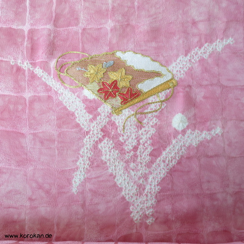 üppige Fächer-Stickerei mit Shibori auf rosa, Tanmono