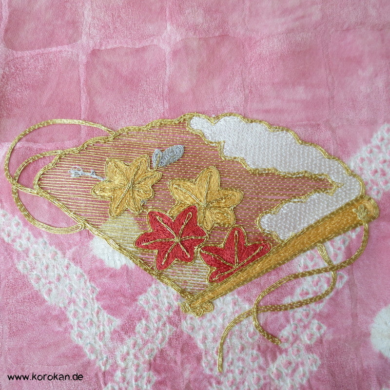 üppige Fächer-Stickerei mit Shibori auf rosa, Tanmono