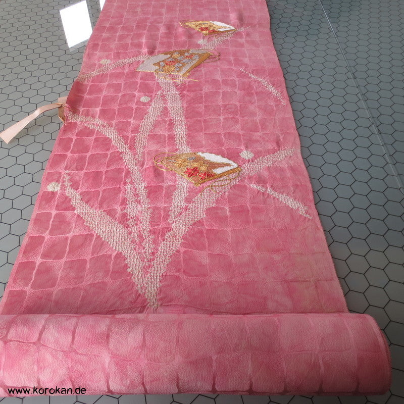üppige Fächer-Stickerei mit Shibori auf rosa, Tanmono