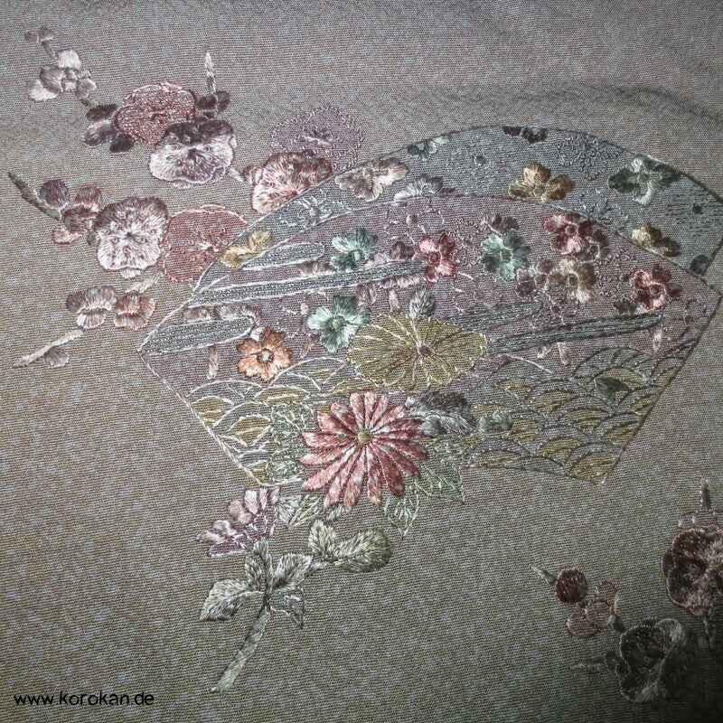 Homongi Seidencrepe Kimono, Farbverlauf, Blumen Stickereien, verfärbt