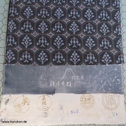Kikko Abstrakt Druckkasuri Kimono Seidencrepe