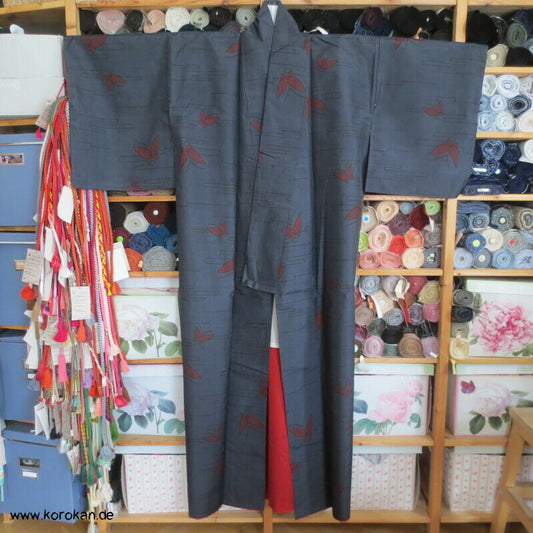 dunkelrote Kasuri Schmetterlinge Tsumugi Kimono