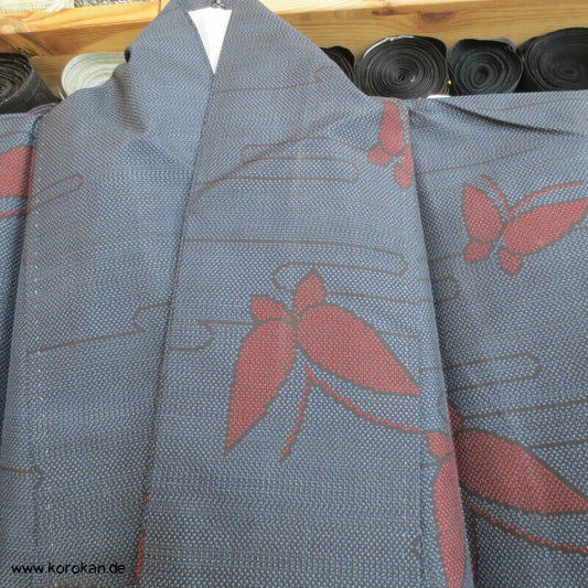 dunkelrote Kasuri Schmetterlinge Tsumugi Kimono