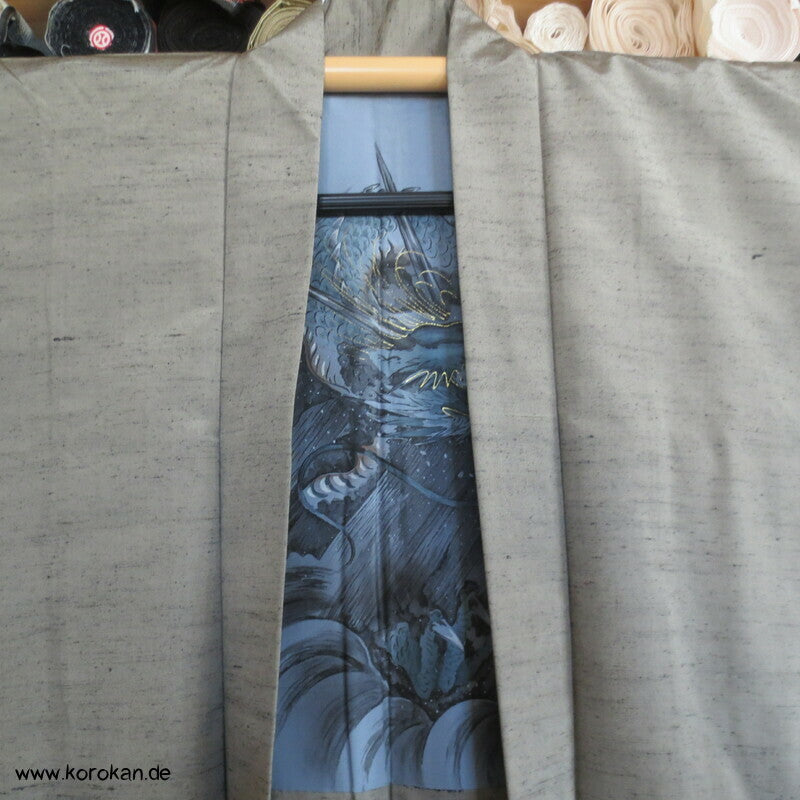 helle Haori Kimono Tsumugi Seiden Jacke, handgemaltes Drachenfutter