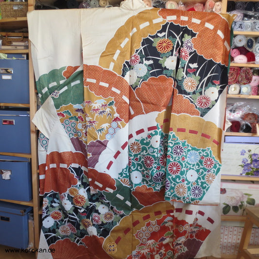 Segaiha riesig Furisode Kimono, Seide, mit Gold bestickt Karieba