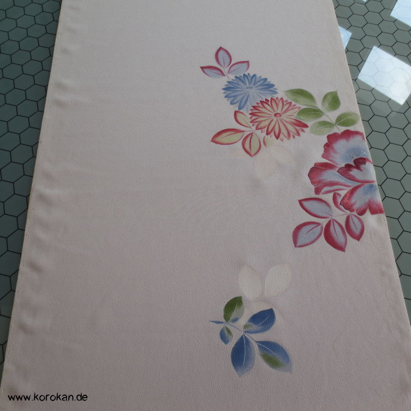 Chrysanthemen und Paeonien, Teilstickerei Yuzen Malerei Tanmono