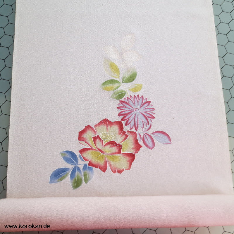 Chrysanthemen und Paeonien, Teilstickerei Yuzen Malerei Tanmono