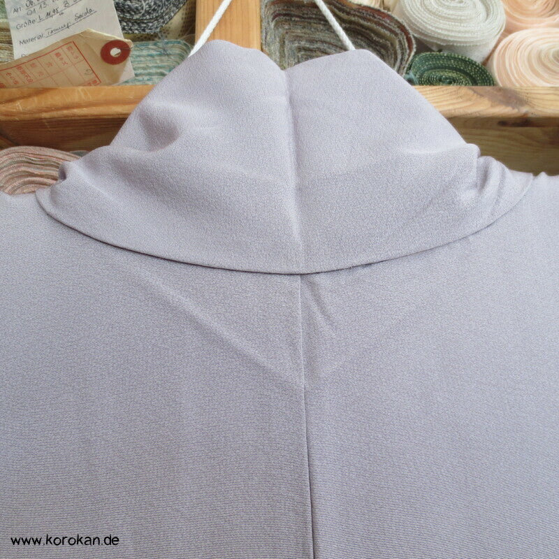 Tsukesage Kimono mauve Seidencrepe mit Gartenmotiven