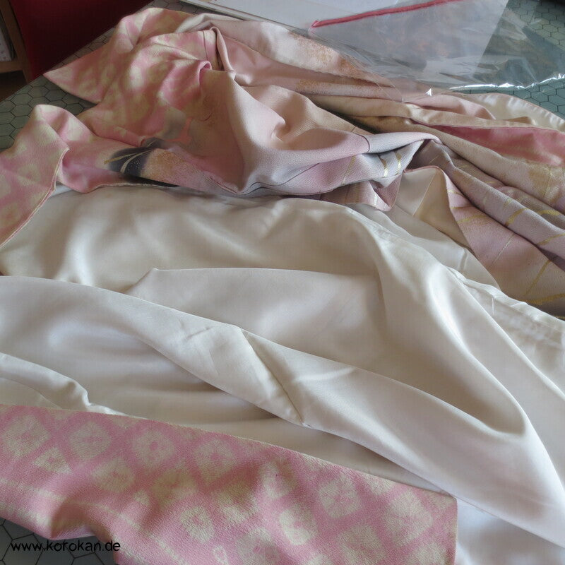 Furisode Kimono, Seiden Chirimen Crepe mit handgemaltem Motiv