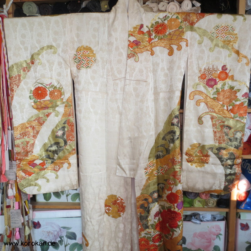 gestickte Wellen, Chrysanthemen, viele Details Seiden Furisode