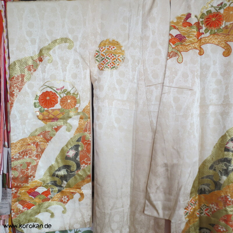gestickte Wellen, Chrysanthemen, viele Details Seiden Furisode
