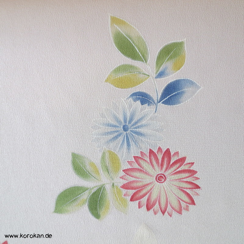 Chrysanthemen und Paeonien, Teilstickerei Yuzen Malerei Tanmono