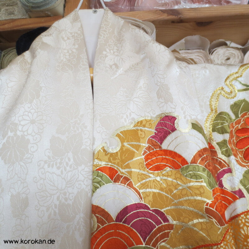 gestickte Wellen, Chrysanthemen, viele Details Seiden Furisode