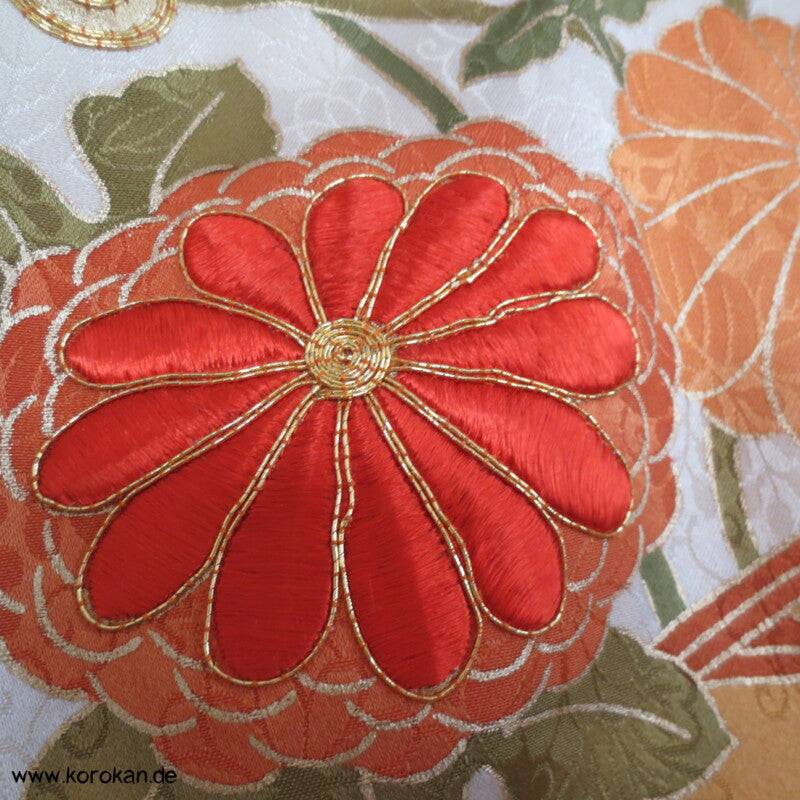 gestickte Wellen, Chrysanthemen, viele Details Seiden Furisode