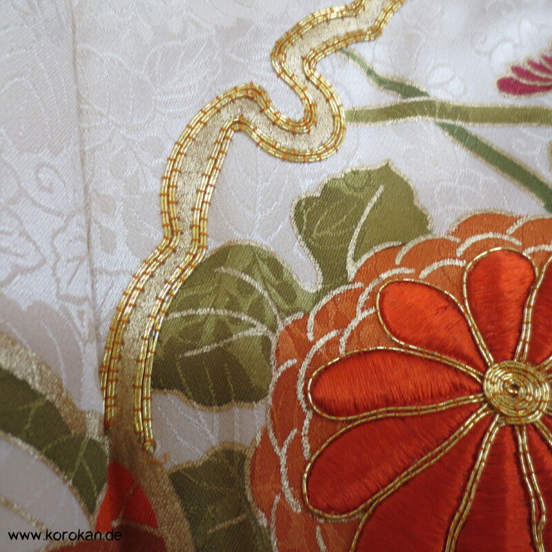 gestickte Wellen, Chrysanthemen, viele Details Seiden Furisode