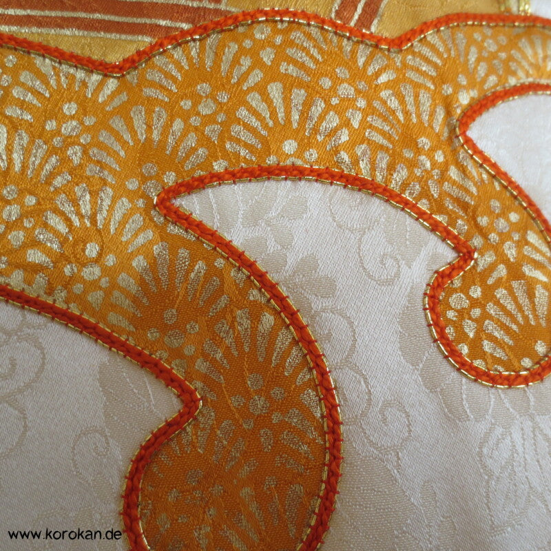gestickte Wellen, Chrysanthemen, viele Details Seiden Furisode