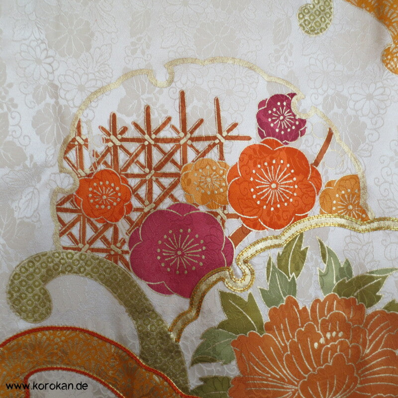 gestickte Wellen, Chrysanthemen, viele Details Seiden Furisode