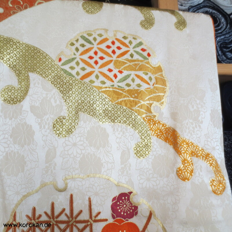 gestickte Wellen, Chrysanthemen, viele Details Seiden Furisode