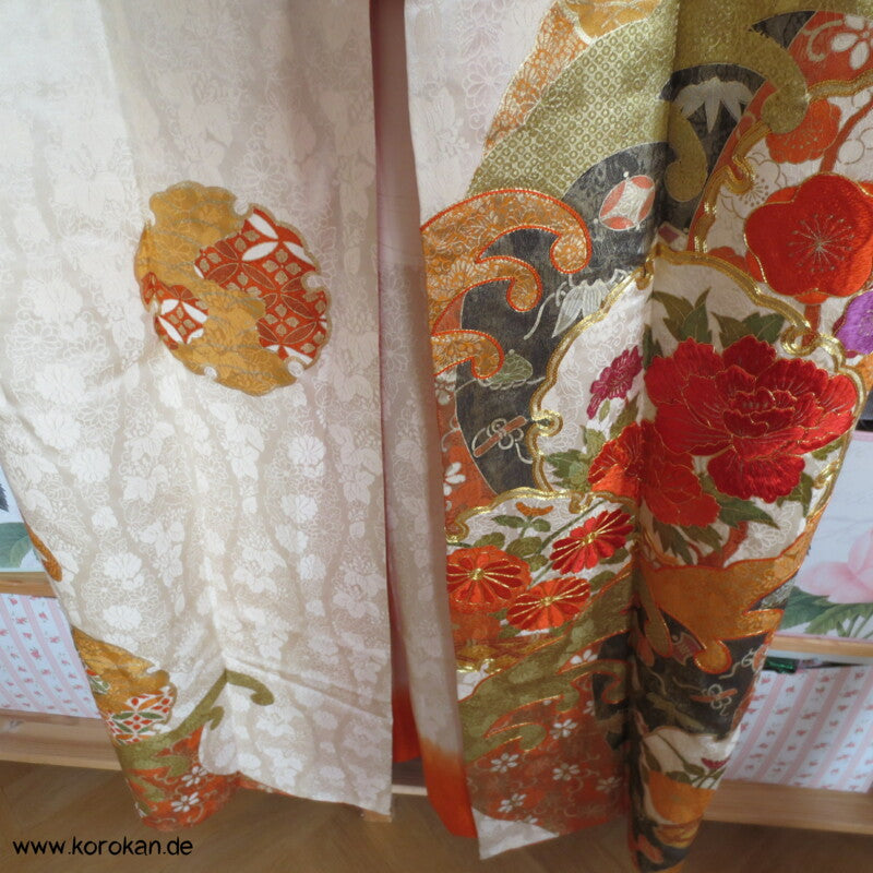 gestickte Wellen, Chrysanthemen, viele Details Seiden Furisode