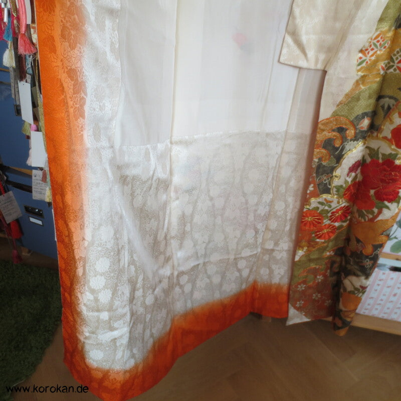 gestickte Wellen, Chrysanthemen, viele Details Seiden Furisode